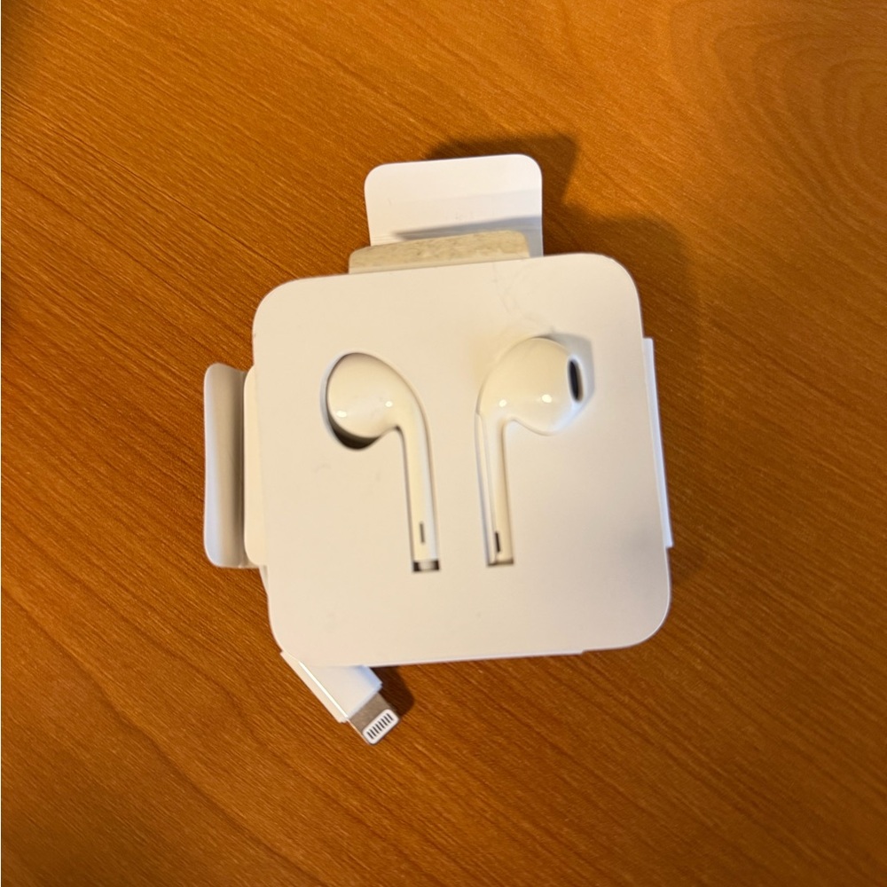 Apple White EarPods with Lightning Connector
